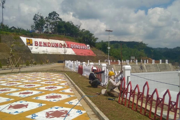 Pekerja mengerjakan tahap akhir proyek Bendungan Gondang di Kabupaten Karanganyar, Jateng. (Foto: Kementerian PUPR)