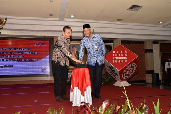 Gubernur Jateng, Ganjar Pranowo (kanan), bersama Wakil Ketua KPK, Saut Situmorang, merilis Pergub Pendidikan Antikorupsi di Grhadika Bhakti Praja, Kota Semarang, Jateng, Kamis (2/5). (Foto: Pemprov Jateng)