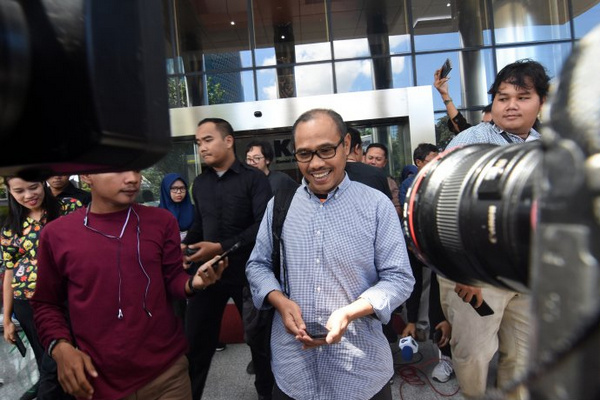 Bupati Temanggung, M. Al Khadziq (tengah), usai menjalani pemeriksaan kasus dugaan suap PLTU Riau-1 di Gedung Merah-Putih, Jakarta, Kamis (2/5). (Foto: Antara Foto/Indrianto Eko Suwarso)