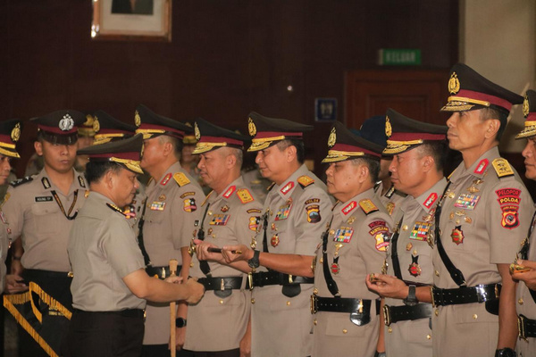Kapolri Jenderal Tito Karnavian (kedua kiri) saat memimpin upacara sertijab pati dan pamen di Gedung Rupatama, Mabes Polri, Jakarta, Kamis (2/5). (Foto: Polri)