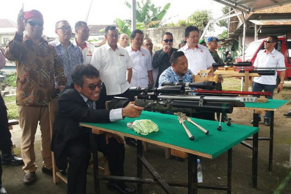 Wakil Wali Kota Salatiga, Muh. Haris (duduk kiri), latihan menembak di PPOP KONI Salatiga, Jateng, Kamis (2/5). (Foto: Sindonews/Angga Rosa)