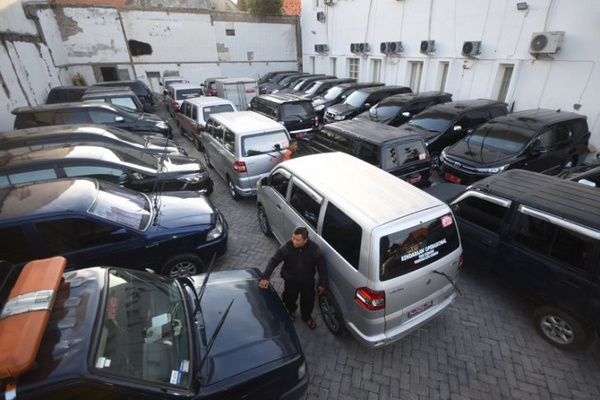 Petugas memeriksa mobil dinas yang terparkir di Inspektorat Kota Surabaya, Jatim, 9 Juni 2018. (Foto: Antara Foto/M. Risyal Hidayat)