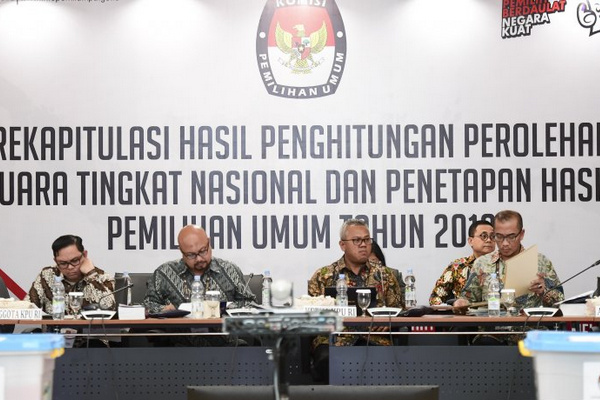 Komisioner KPU menggelar Rapat Pleno Rekapitulasi Suara Pemilu 2019 Luar Negeri di Gedung KPU, Jakarta, Sabtu (4/5). (Foto: Antara Foto/Hafidz Mubarak)