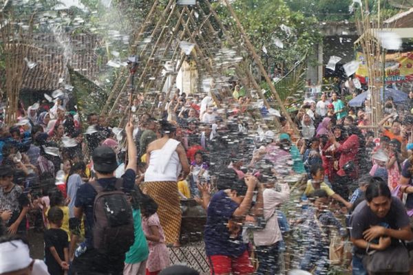 Warga saling lempar air  dalam tradisi Bajong Banyu di Jateng/Foto:  Elshinta.