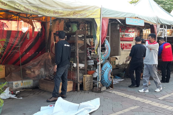 Disdag Kota Semarang membongkar 36 lapak pedagang barang antik di kawasan Kota Lama, Kota Semarang, Jateng, Jumat (3/5). (Foto: Pemkot Semarang)