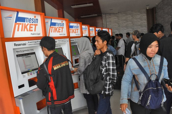 Calon penumpang memesan tiket kereta tujuan luar kota kala mudik Lebaran di mesin tiket Stasiun Pasar Senen, Jakarta, Senin (25/2). (Foto: Antara Foto/Indrianto Eko Suwarso)
