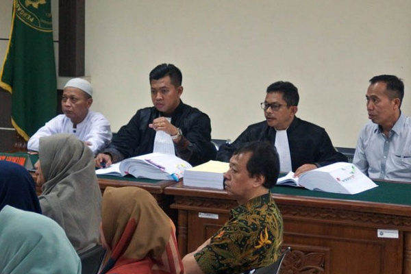 Terdakwa kasus dugaan penyelewengan keuangan BPR Pringsurat sebesar Rp114 miliar, Suharno (kanan belakang) dan Riyanto (kiri belakang) menjalani sidang dengan agenda pemeriksaan saksi di Pengadilan Tipikor Semarang, Jateng, Senin (11/3). (Foto: Antara Foto/R. Rekotomo)