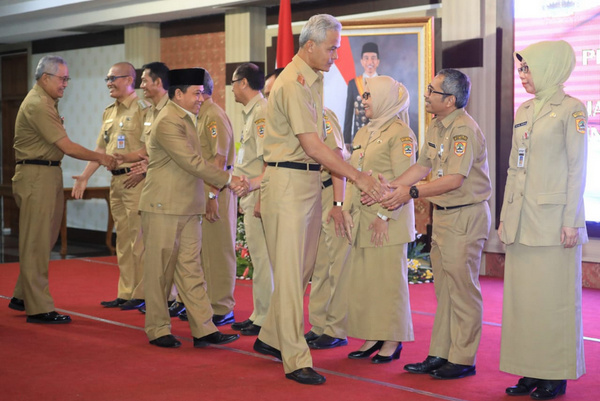 Gubernur Jateng, Ganjar Pranowo (tengah), menyalami sejumlah pejabat yang baru dilantiknya di Gedung Grhadika Bhakti Praja, Kota Semarang, Jateng, Senin (6/5). (Foto: Pemprov Jateng)
