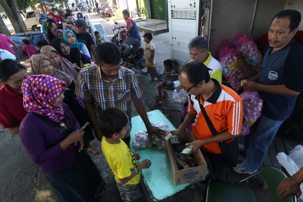 Warga mengantre untuk bawang putih seharga Rp24 ribu per kilogram saat operasi pasar di Kelurahan Pesantren, Kota Kediri, Jatim, Sabtu (4/5). (Foto: Antara Foto/Prasetia Fauzani)