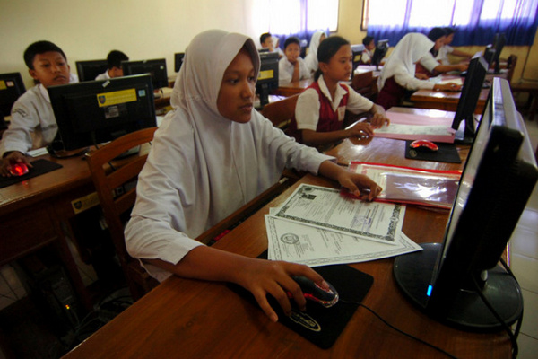 Sejumlah siswa mengikuti pendaftaran PPDB secara daring di SMPN 1 Slawi, Kabupaten Tegal, Jateng, 2 Juli 2018. (Foto: Antara Foto/Oky Lukmansyah)