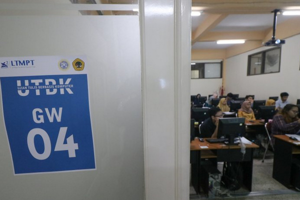 Prosesi ujian tulis berbasis komputer (UTBK) 2019. (Foto: Antara Foto/Didik Suhartono)