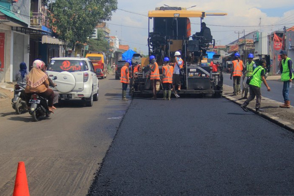 Ilustrasi. (Foto: PixabayPekerja menyelesaikan proses pengaspalan di jalur pantura Kecamatan Kandanghaur, Kabupaten Indramayu, Jabar, Selasa (18/2), sebelum arus mudik Lebaran. (Foto: Antara Foto/Dedhez Anggara))