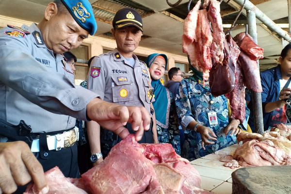 Tim gabungan dapati daging gelonggongan di Pasar Kartasura, Kabupaten Sukoharjo, Jateng, kala memantau harga kebutuhan pokok pada Ramadan, Kamis (9/5). (Foto: Polres Sukoharjo)