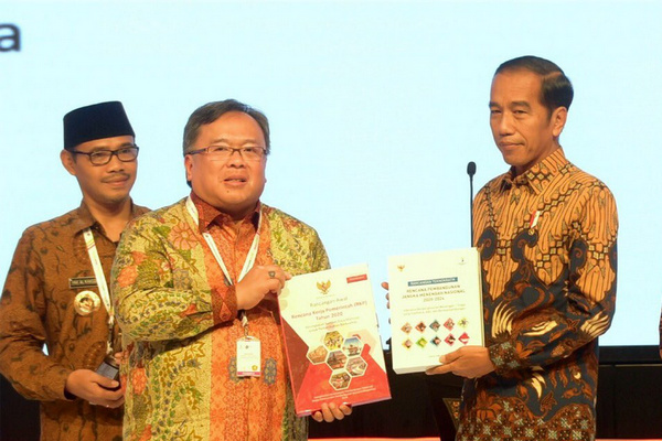 Kepala Bappenas Bambang Brodjonegoro (tengah) dan Presiden Jokowi (kanan) sela Musrenbangnas di Jakarta, Kamis (9/5). (Foto: Twitter/@setkabgoid)