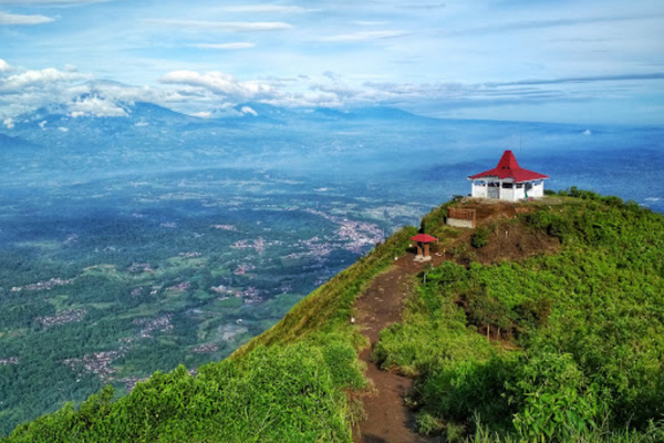 Gunung Andong di Kecamatan Ngablak, Kabupaten Magelang, Jateng. (Foto: Google Maps/Afif Jazuli)
