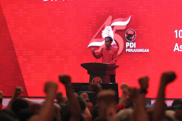 Presiden Jokowi berpidato dari podium saat acara internal PDIP. (Foto: Teras Jabar)