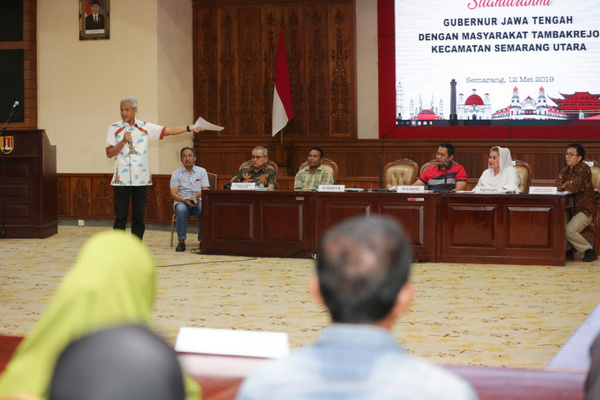 Gubernur Jateng, Ganjar Pranowo (kiri), saat memimpin mediasi antara warga Tambakrejo dengan Pemkot Semarang dan BBWS Pemali Juana di di Gedung Moch. Ichsan, Kompleks Balai Kota Semarang, Kota Semarang, Jateng, Minggu (12/5). (Foto: Pemprov Jateng)