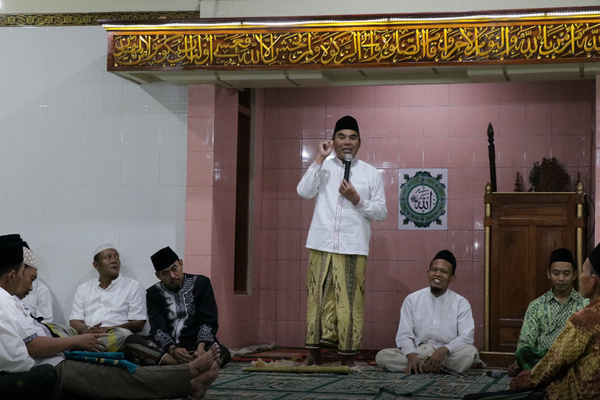 Bupati Jepara, Ahmad Marzuqi (berdiri), saat memberikan sambutan sela tarawih keliling di Masjid Nurul Huda, Desa Batealit, Kabupaten Jepara, Jateng, Selasa (7/5). (Foto: Pemkab Jepara)