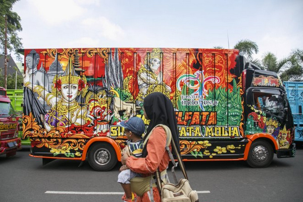Ilustrasi warga melihat pawai truk modifikasi sela Yogyakarta Truk Festival 2018 di halaman Balai Kota Yogyakarta, DI Yogyakarta, 7 September 2018. (Foto: Antara Foto/Hendra Nurdiyansyah)
