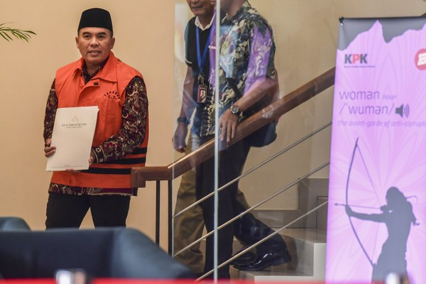 Bupati Jepara, Ahmad Marzuqi, mengenakan rompi tahanan usai menjalani pemeriksaan di Gedung Merah-Putih, Jakarta, Senin (13/5). (Foto: Antara Foto/Hafidz Mubarak)