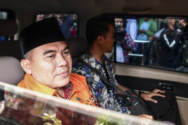 Bupati Jepara, Ahmad Marzuqi (kiri), menaiki mobil tahanan usai diperiksa di Gedung Merah-Putih, Jakarta, Senin (13/5). (Foto: Antara Foto/Hafidz Mubarak)