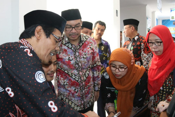 Bupati Kulonprogo, Hasto Wardoyo (tengah), meninjau operasional Mal Pelayanan Publik Kulon Progo di Kecamatan Wates, 28 Desember 2018. (Foto: Kemenpan RB)