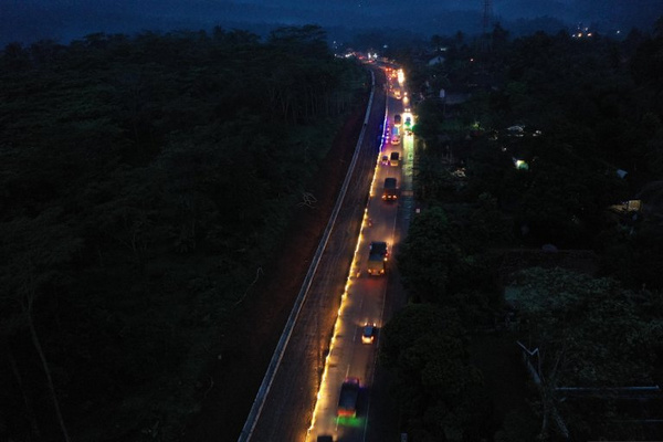 Jalan nasional Temanggung-Bawen di Jateng, Sabtu (11/5), diperlebar demi menunjang kelancaran arus mudik Lebaran 2019. (Foto: Antara Foto/Puspa Perwitasari)