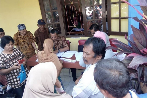 Suasana penyaluran bansos bagi lansia dan anak yatim di Kantor Kecamatan Tasikmadu, Kabupaten Karanganyar, Jateng, Selasa (14/5). (Foto: Instagram/@dinsoskabkaranganyar)