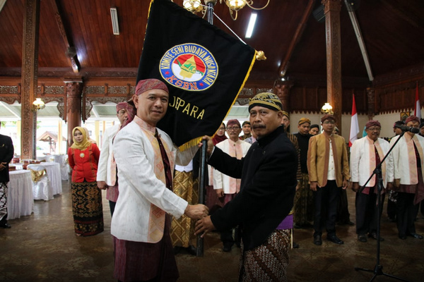 Wakil Bupati Jepara, Dian Kristiandi (kiri), menerima pataka Komite Seni Budaya Nusantara (KSBN) saat dilantik sebagai Ketua Umum KSBN Jepara di Pendapa Kartini, Kabupaten Jepara, Jateng, 2 November 2018. (Foto: Pemkab Jepara)