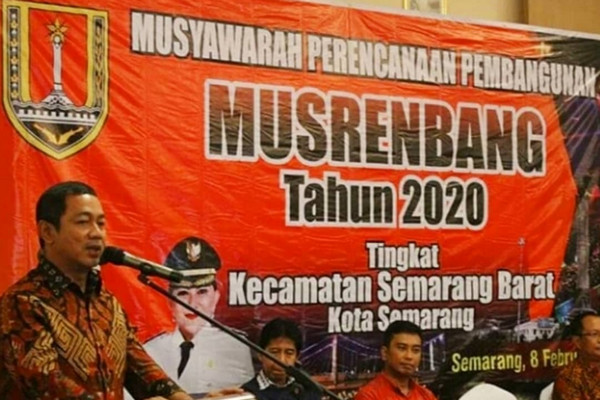 Wali Kota Semarang, Hendrar Prihadi (kiri), saat memberikan sambutan pada Musyawarah Perencanaan Pembangunan 2020 di Kecamatan Semarang Barat, Kota Semarang, Jateng, Jumat (8/2). (Foto: Instagram/@hendrarprihadi)