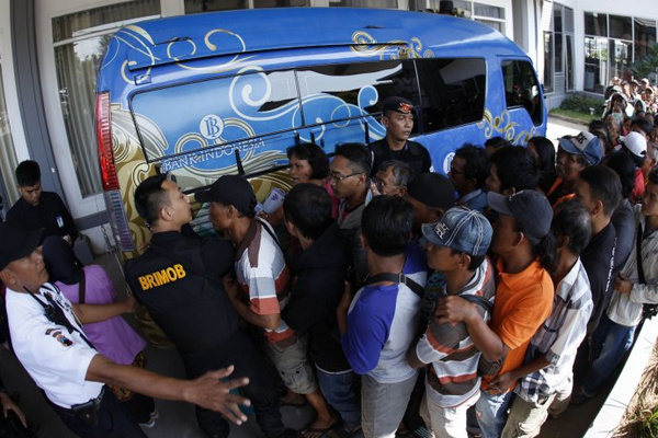 Warga mengantre untuk menukarkan uang pecahan yang digelar BI di Stasiun Balapan, Kota Surakarta, Jateng, Senin (13/5). (Foto: Antara Foto/Maulana Surya)
