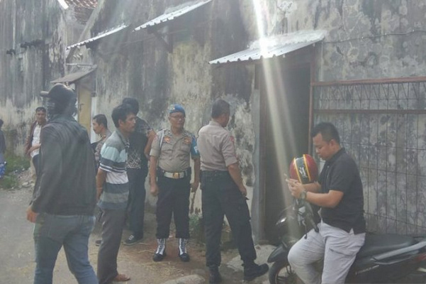 Sejumlah polisi mengamankan lokasi kala menggeledah kediaman terduga teroris di Desa Gumpang, Kecamatan Kartasura, Kabupaten Sukoharjo, Jateng, Selasa (14/5). (Foto: Antara/Bambang Dwi Marwoto)
