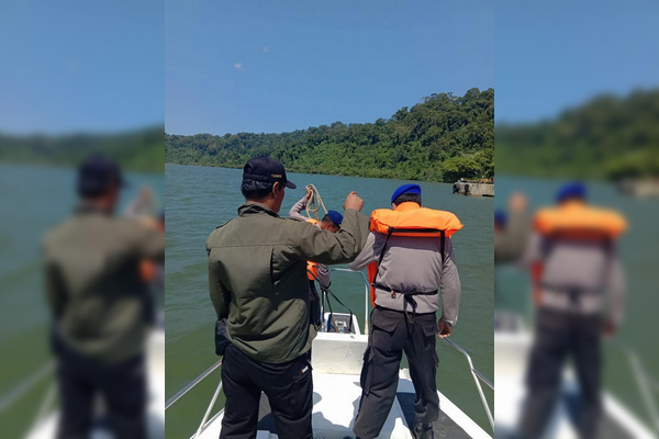 Tim gabungan saat berpatroli memantau keberadan buaya muara di perairan Kabupaten, Jateng, Senin (13/5). (Foto: Facebook/Sapto Adi Saprol)