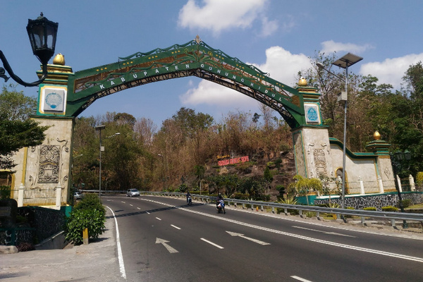 Gapura Selamat Datang Kabupaten Gunungkidul di Desa Pathuk, Kecamatan Pathuk, Kabupaten Gunungkidul, DIY. (Foto:Google Maps/IMMG DAY)
