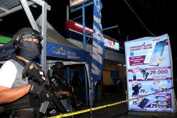 Densus 88 Mabes Polri berjaga saat penggeledahan barang bukti milik terduga pelaku teroris di kios aksesori ponsel, Jalan KH Mochtar Tabrani, Bekasi, Jabar, Rabu (8/5). (Foto: Antara Foto/Risky Andrianto)