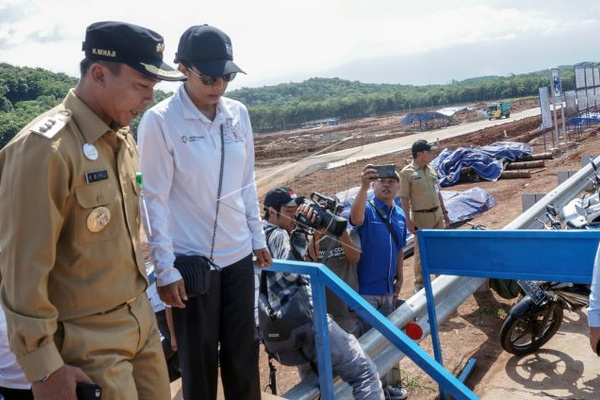 Bupati Batang, Wihaji (kiri), mendampingi Menteri BUMN, Rini Soemarno (kedua kiri), saat meninjau salah satu tempat istirahat di Tol Batang-Semarang, Kabupaten Batang, Jateng, 4 Desember 2018. (Foto: Antara Foto/Harviyan PP)