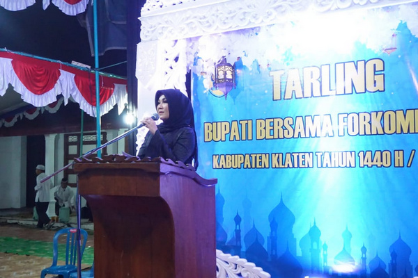 Bupati Klaten, Sri Mulyani, memberikan sambutan saat tarawih keliling di Masjid Nasir Al-Furoj, Desa Bulurejo, Kecamatan Juwiring, Kabupaten Klaten, Jateng, Kamis (9/5). (Foto: Pemkab Klaten)