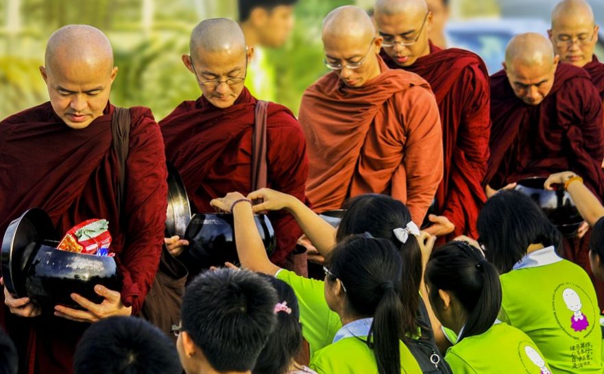 Ilustrasi Pindapata di halaman Candi Mendut (Pixabay).