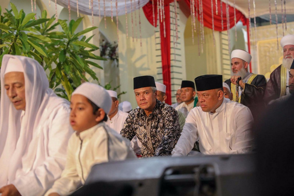 Gubernur Jateng, Ganjar Pranowo (tengah), saat mengikuti Haul Habib Hasan bin Thoha bin Muhammad bin Yahya di Jalan Duku, Kelurahan Lamper Kidul, Kecamatan Semarang Selatan, Kota Semarang, Jateng, Selasa (15/1). (Foto: Pemprov Jateng)