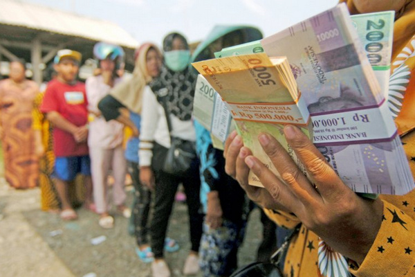 Sejumlah warga antre menukarkan uang baru dari mobil penukaran uang Kantor Perwakilan BI Tegal di TPI Pelabuhan Jongor, Kota Tegal, Jateng, Kamis (16/5). (Foto: Antara Foto/Oky Lukmansyah)