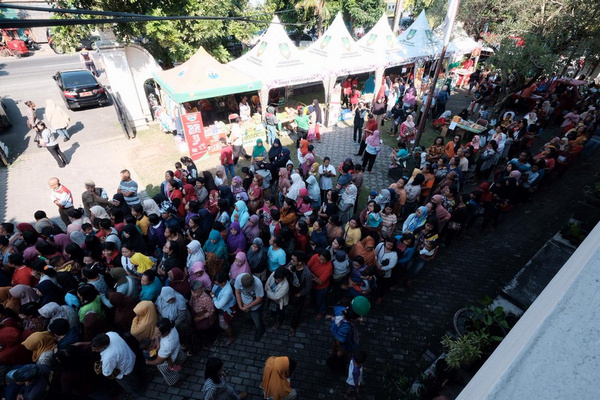 Suasana pasar murah di Kecamatan Banjarsari, Kota Surakarta, Jateng, Sabtu (18/5). (Foto: Twitter/@PEMKOT_SOLO)