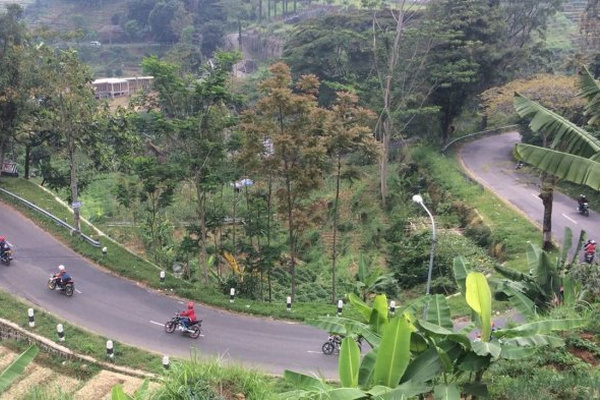Kondisi arus lalu lintas di Jalan Raya Solo-Tawangmangu, Kecamatan Tawangmangu, Kabupaten Karanganyar, Jateng, 17 Juli 2018. (Foto: Tribun Solo/Efrem Limsan Siregar)