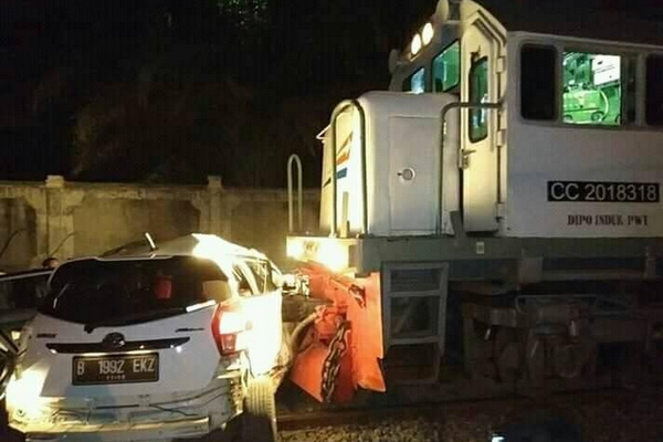Sebuah mobil tertabrak KA Jayakarta di perlintasan sebidang dekat Stasiun Purwosari, Kota Surakarta, Jateng, Senin (20/5) malam. Twitter/@Tribatanewsjtg)