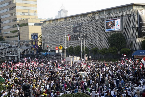 Massa Gerakan Nasional Kedaulatan Rakyat menggelar demo di depan Gedung Bawaslu, Jakarta, Selasa (21/5), dengan tuntutan mendiskualifikasi pasangan Jokowi-Ma'ruf. (Foto: Antara Foto/Galih Pradipta)