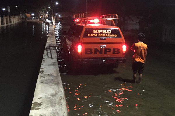 Petugas BPBD Kota Semarang mendatangi lokasi rob di Kelurahan Gebangsari, Kecamatan Genuk, Kota Semarang, Jateng, Rabu (10/4). (Foto: Pemkot Semarang)