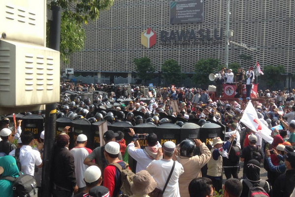 Massa Gerakan Nasional Kedaulatan Rakyat menggelar demo di depan Gedung Bawaslu, Jakarta, Selasa (21/5), dengan tuntutan mendiskualifikasi pasangan Jokowi-Ma'ruf. (Foto: Twitter/@ardi_riau)