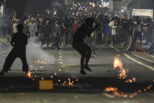 Massa melakukan perlawanan ke arah petugas di depan kantor Bawaslu, Jakarta, Selasa (21/5). (Foto: Antara Foto/Muhammad Adimaja)