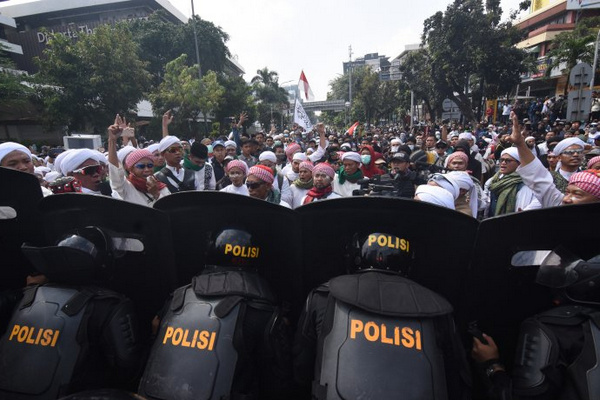 Massa menggelar demonstrasi terkait hasil pemilu di depan gedung Bawaslu, Jakarta, Rabu (22/5). (Foto: Antara Foto/Indrianto Eko Suwarso)