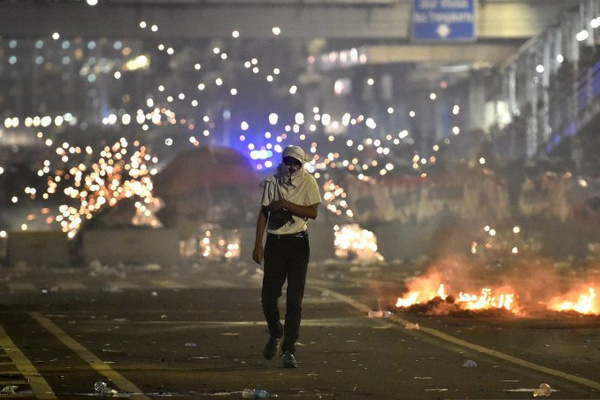 Massa aksi bentrok dengan polisi di Jalan MH Thamrin, Jakarta, Rabu (22/5) malam. (Foto: Antara Foto/Prasetyo Utomo)
