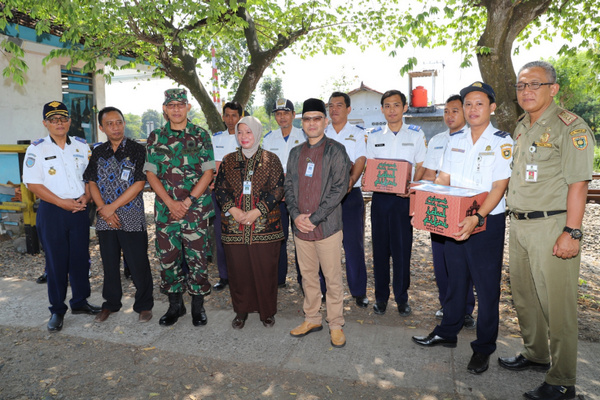 Wakil Bupati Purworejo, Yuli Hastuti (keempat kiri), sela pemberian bantuan kepada para penjaga perlintasan sebidang di Kabupaten Purworejo, Jateng, Kamis (23/5). (Foto: Pemkab Purworejo)
